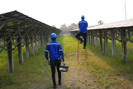 Foto de Ingenieros eléctricos que trabajan en una granja fotovoltaica, equipos de control y mantenimiento con instrumentos en la industria de energía solar. - Imagen libre de derechos