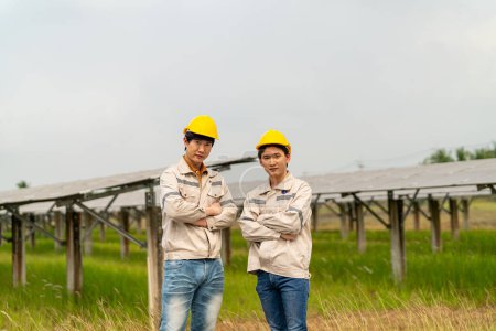 Foto de Panel solar, fotovoltaica, fuente de electricidad alternativa - concepto de recursos sostenibles. - Imagen libre de derechos