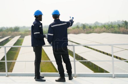 Foto de Ingenieros eléctricos que trabajan en una granja fotovoltaica, equipos de control y mantenimiento con instrumentos en la industria de energía solar. - Imagen libre de derechos
