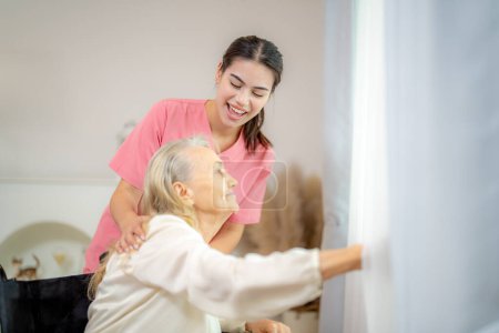 Téléchargez les photos : Femme âgée et infirmière à la maison. Travailleur de la santé fille se soucie de la personne âgée femme à l'intérieur - en image libre de droit