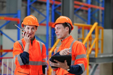 Téléchargez les photos : Ingénieur spécialiste et technicien maintenance ferroviaire inspecter le chantier de construction. - en image libre de droit