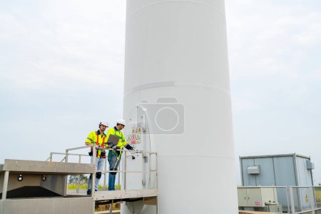 Foto de Mantenimiento del ingeniero de servicio de aerogeneradores y plan para inspección en obra, generador de electricidad renovable. - Imagen libre de derechos