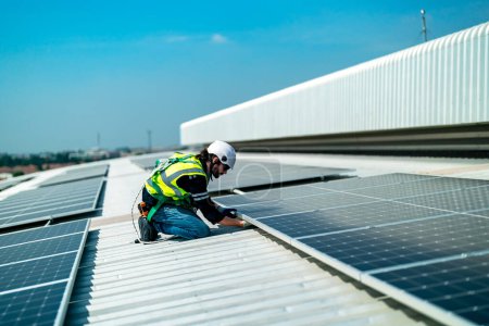 Foto de Ingeniero electricista que trabaja en una granja fotovoltaica, equipos de control y mantenimiento con instrumentos en la industria de energía solar. - Imagen libre de derechos