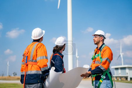 Téléchargez les photos : Ingénieurs d'entretien d'éoliennes maintenance et plan d'inspection sur chantier, générateur d'électricité renouvelable. - en image libre de droit