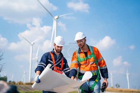Téléchargez les photos : Ingénieur d'entretien des éoliennes entretien et plan d'inspection sur chantier, générateur d'électricité renouvelable. - en image libre de droit