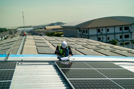 Foto de Ingeniero electricista que trabaja en una granja fotovoltaica, equipos de control y mantenimiento con instrumentos en la industria de energía solar. - Imagen libre de derechos