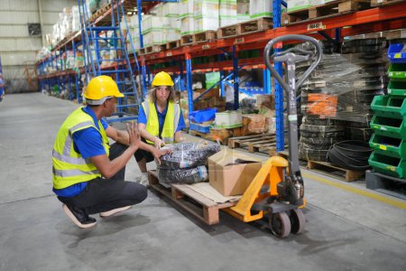 Téléchargez les photos : Travailleurs travaillant dans un grand entrepôt, cochant les cases enveloppées - en image libre de droit