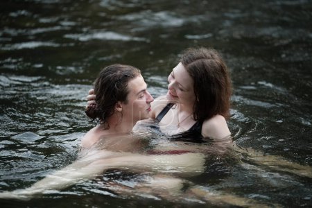 Téléchargez les photos : Couple heureux d'amoureux embrassant dans le camp forestier - en image libre de droit