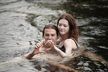 Téléchargez les photos : Couple heureux d'amoureux embrassant dans le camp forestier - en image libre de droit