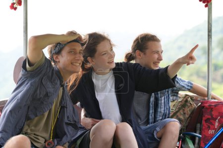 Téléchargez les photos : Groupe d'amis souriants randonnée avec sacs à dos à l'extérieur. Voyage, tourisme, randonnée et concept de personnes - en image libre de droit