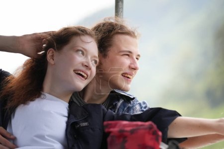 Téléchargez les photos : Heureux jeune couple amoureux étreignant - en image libre de droit