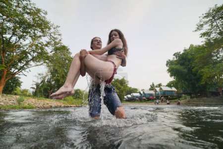 Téléchargez les photos : Couple heureux d'amoureux passer du temps ensemble dans le camp forestier - en image libre de droit