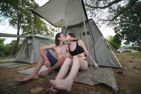 Foto de Feliz pareja de amantes descansando en el campamento forestal - Imagen libre de derechos