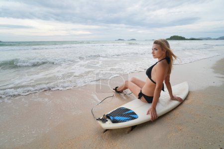 Téléchargez les photos : Femme sexy pose avec planche de surf à la plage - en image libre de droit