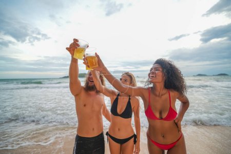 Téléchargez les photos : Des gens actifs qui s'amusent sur la plage - en image libre de droit