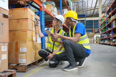 Téléchargez les photos : Travailleurs travaillant dans un grand entrepôt. Vérification des colis - en image libre de droit