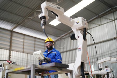 Téléchargez les photos : Ingénieur industriel travaillant à l'usine de production robotique IA automatisée, Nouveau concept de technologie industrielle. - en image libre de droit