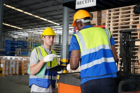 Téléchargez les photos : Travailleurs d'entrepôt vérifiant les stocks et les stocks dans l'entrepôt de détail. Concept industriel d'usine d'affaires. - en image libre de droit