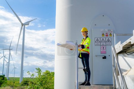 Téléchargez les photos : Technicien sur le chantier de vérification et d'entretien des éoliennes Électricité éolienne. - en image libre de droit
