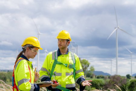 Téléchargez les photos : Techniciens sur le chantier de vérification et d'entretien des éoliennes Électricité éolienne. - en image libre de droit