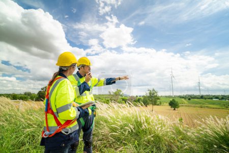Téléchargez les photos : Techniciens sur le chantier de vérification et d'entretien des éoliennes Électricité éolienne. - en image libre de droit