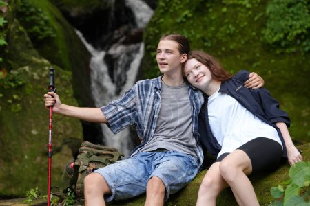Téléchargez les photos : Joyeux jeune couple posant à la rivière de montagne - en image libre de droit