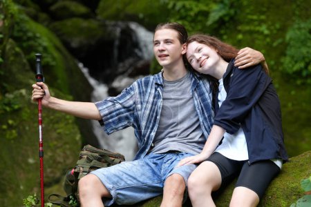 Téléchargez les photos : Joyeux jeune couple posant à la rivière de montagne - en image libre de droit