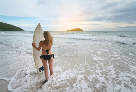 Téléchargez les photos : Femmes sexy pose avec planche de surf à la plage - en image libre de droit