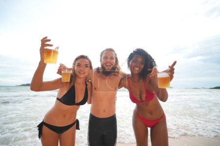Téléchargez les photos : Des gens actifs qui s'amusent sur la plage - en image libre de droit