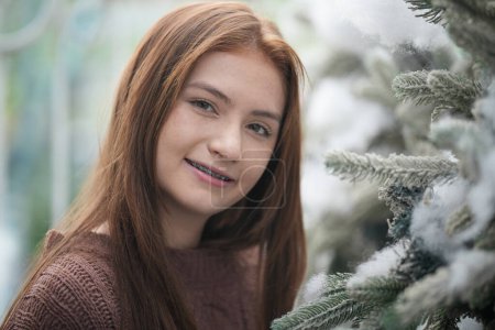 Téléchargez les photos : Portrait de jolie adolescente à la saison d'hiver avec fond chirstmas - en image libre de droit