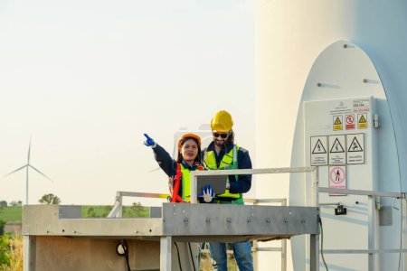 Foto de Agrimensor e ingeniero Examine la eficiencia de las gigantescas turbinas eólicas - Imagen libre de derechos
