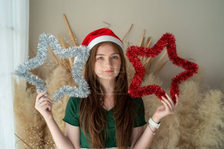 Téléchargez les photos : Portrait d'adolescente à la veille de Noël - en image libre de droit