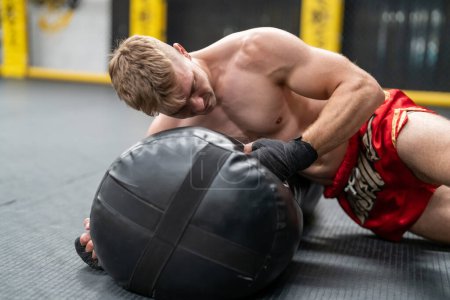 Foto de Atleta deportivo caucásico sin camisa usando guantes de boxeo, haciendo ejercicio de entrenamiento de boxeo - Imagen libre de derechos