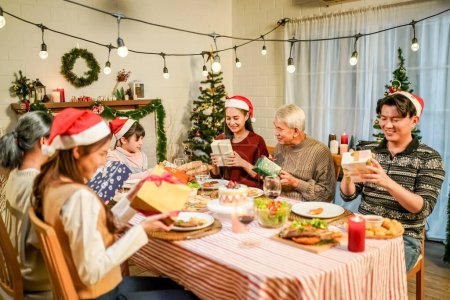 Foto de ¡Feliz Navidad! Familia feliz cenando en casa. Concepto de celebración - Imagen libre de derechos