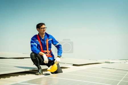 Foto de Ingeniero profesional comprobando el panel del techo solar en la azotea de la fábrica bajo la luz del sol. Ingeniero que tiene trabajo de servicio de energía eléctrica renovable eco - Imagen libre de derechos