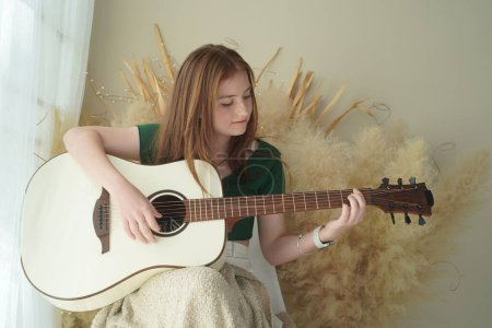 Foto de Chica adolescente tocando la guitarra acústica - Imagen libre de derechos