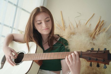 Téléchargez les photos : Adolescente jouer de la guitare acoustique - en image libre de droit