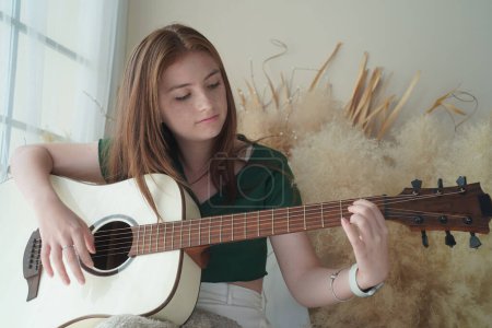 Téléchargez les photos : Adolescente jouer de la guitare acoustique - en image libre de droit