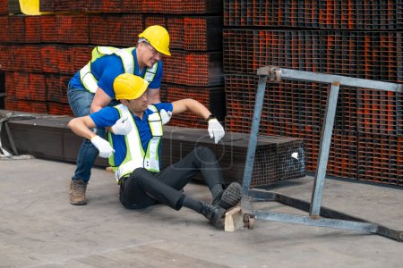 Téléchargez les photos : Travailleurs lors d'un accident à l'usine, Travailleur blessé par le travail de la machine - en image libre de droit