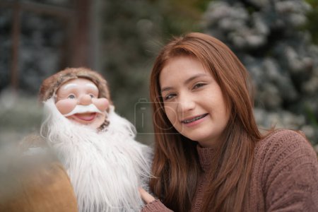 Téléchargez les photos : Portrait de jolie adolescente à la saison d'hiver avec fond chirstmas - en image libre de droit
