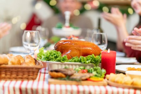 Téléchargez les photos : Joyeux Noël ! Une famille heureuse dîne à la maison. Vacances de célébration et ensemble - en image libre de droit