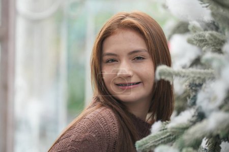 Foto de Retrato de una bonita adolescente en temporada de invierno con fondo de quirstmas - Imagen libre de derechos