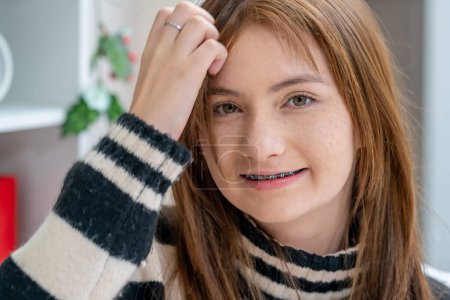 Téléchargez les photos : Bouchent portrait d'adolescente avec bretelles - en image libre de droit
