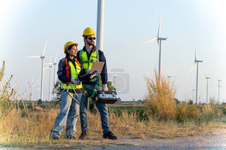 Foto de Agrimensor e ingeniero Examine la eficiencia de las gigantescas turbinas eólicas - Imagen libre de derechos