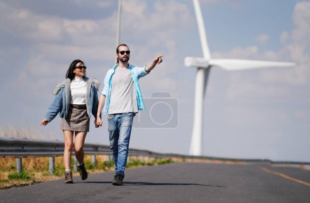 Téléchargez les photos : Heureux couple d'amoureux dans le fond de l'éolienne - en image libre de droit