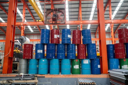 Téléchargez les photos : Empilement de réservoirs multicolores en usine latérale - en image libre de droit