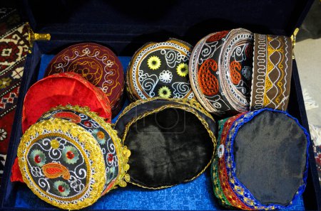 Téléchargez les photos : Casquettes turques brodées placées sur une table. - en image libre de droit