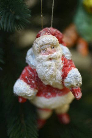 Foto de Decoración de Navidad hecha como Papá Noel colgado en un árbol de Navidad antes de Año Nuevo, algodón - Imagen libre de derechos