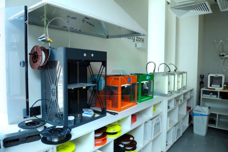 Téléchargez les photos : Imprimantes 3D dans la salle de laboratoire, zone d'impression 3D. 23 janvier 2020. Kiev, Ukraine - en image libre de droit