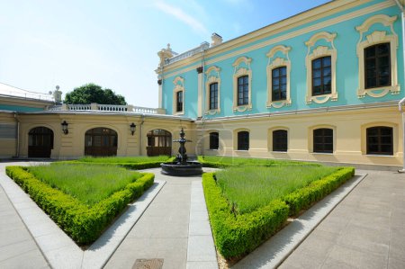 Téléchargez les photos : Cour du Palais Mariyinsky, la résidence cérémonielle officielle du Président de l'Ukraine, fontaine, herbe et une partie du bâtiment. Kiev, Ukraine. - en image libre de droit